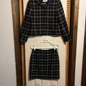 🐾 Black and White Plaid Petite Sophisticate Skirt Suit: Size 8🐾
